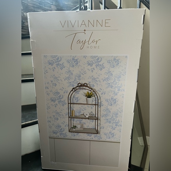 Elegant White Display Shelves for Wall Decor - Picture 4 of 8